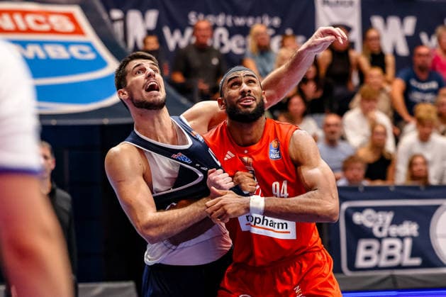 Jure Planinic (SYNTAINICS MBC, 44) gehalten von Armel Traore (ratiopharm ulm, 94), Zweikampf, Duell, Kampf , GER, Syntainics MBC vs. Ratiopharm Ulm, Basketball, 1. Bundesliga, 4. Spieltag, Spielzeit 2026 2027, 03.10.2026 GER, Syntainics MBC vs. Ratiopharm Ulm, Basketball, 1. Bundesliga, 4. Spieltag, Spielzeit 2026 2027, 03.10.2026 Weissenfels Copyright: xEibner-Pressefoto LauraxRoemerx EP_LRR