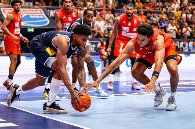 Anthony Gaines (SYNTAINICS MBC, 11) und Michael Rataj (ratiopharm ulm, 12) gehen zum Ball, GER, Syntainics MBC vs. Ratiopharm Ulm, Basketball, 1. Bundesliga, 4. Spieltag, Spielzeit 2026 2027, 03.10.2026 GER, Syntainics MBC vs. Ratiopharm Ulm, Basketball, 1. Bundesliga, 4. Spieltag, Spielzeit 2026 2027, 03.10.2026 Weissenfels Copyright: xEibner-Pressefoto LauraxRoemerx EP_LRR