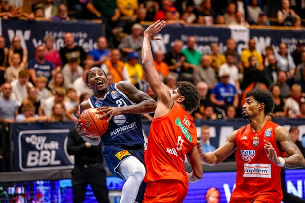 Kris Clyburn (SYNTAINICS MBC, 21) am Ball, blockiert von Meissa Faye (ratiopharm ulm, 11), GER, Syntainics MBC vs. Ratiopharm Ulm, Basketball, 1. Bundesliga, 4. Spieltag, Spielzeit 2026 2027, 03.10.2026 GER, Syntainics MBC vs. Ratiopharm Ulm, Basketball, 1. Bundesliga, 4. Spieltag, Spielzeit 2026 2027, 03.10.2026 Weissenfels Copyright: xEibner-Pressefoto LauraxRoemerx EP_LRR