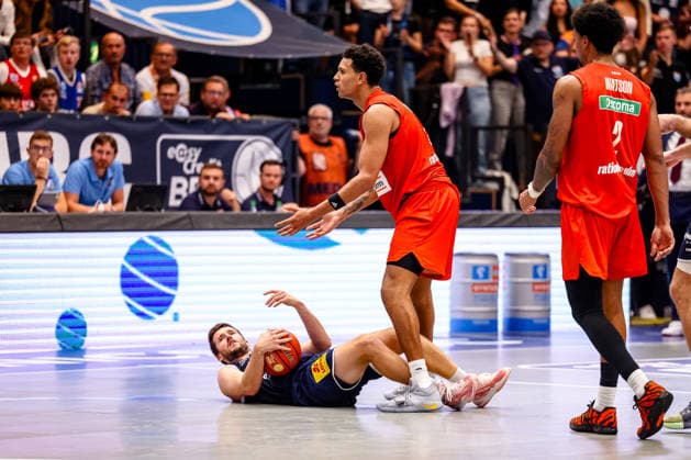 Spencer Reaves (SYNTAINICS MBC, 31) am Boden nach Foul, Michael Rataj (ratiopharm ulm, 12) beschwert sich ueber Pfiff, GER, Syntainics MBC vs. Ratiopharm Ulm, Basketball, 1. Bundesliga, 4. Spieltag, Spielzeit 2026 2027, 03.10.2026 GER, Syntainics MBC vs. Ratiopharm Ulm, Basketball, 1. Bundesliga, 4. Spieltag, Spielzeit 2026 2027, 03.10.2026 Weissenfels Copyright: xEibner-Pressefoto LauraxRoemerx EP_LRR