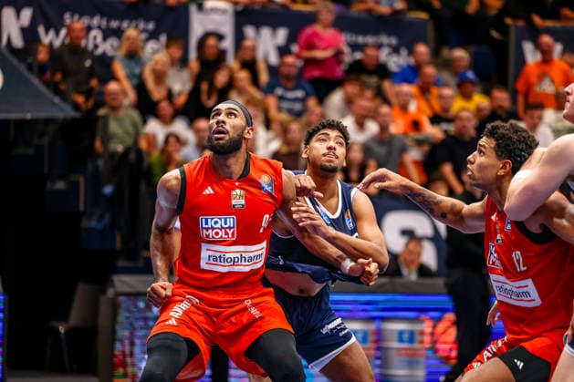 Armel Traore (ratiopharm ulm, 94) Zweikampf, Duell, Kampf Kostja Mushidi (SYNTAINICS MBC, 10), GER, Syntainics MBC vs. Ratiopharm Ulm, Basketball, 1. Bundesliga, 4. Spieltag, Spielzeit 2026 2027, 03.10.2026 GER, Syntainics MBC vs. Ratiopharm Ulm, Basketball, 1. Bundesliga, 4. Spieltag, Spielzeit 2026 2027, 03.10.2026 Weissenfels Copyright: xEibner-Pressefoto LauraxRoemerx EP_LRR