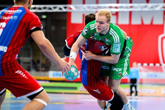 Bietigheim: HBL - 26 27 - SG BBM Bietigheim - Fuechse Berlin v. li. im Zweikampf Dominik Claus (Bietigheim) und Matthes Langhoff (Berlin) Bietigheim-Bissingen Egetrans Arena Baden-Württemberg Deutschland