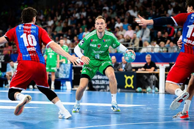 Bietigheim: HBL - 26 27 - SG BBM Bietigheim - Fuechse Berlin v.li. Jonas Josef (Bietigheim), Mathias Gidsel (Berlin) Bietigheim-Bissingen Egetrans Arena Baden-Württemberg Deutschland