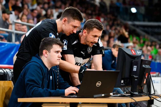 Bietigheim: HBL - 26 27 - SG BBM Bietigheim - Fuechse Berlin v.li. Schiedsrichter Marvin Cesnik und Schiedsrichter Jonas Konrad Bietigheim-Bissingen Egetrans Arena Baden-Württemberg Deutschland