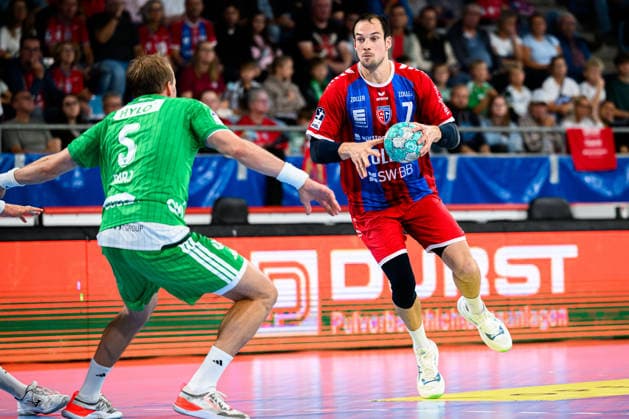 Bietigheim: HBL - 26 27 - SG BBM Bietigheim - Fuechse Berlin v.li. Max Darj (Berlin), Dominik Claus (Bietigheim) Bietigheim-Bissingen Egetrans Arena Baden-Württemberg Deutschland