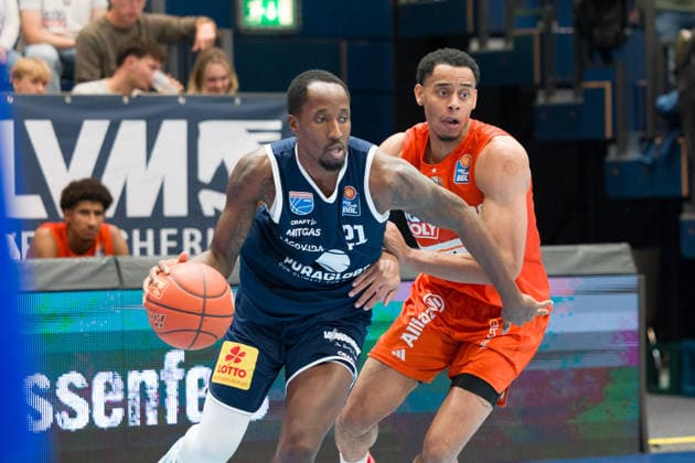 Kris Clyburn (MBC, 21), Jaylen Sims (Ulm, 30), Syntainics MBC vs. Ratiopharm Ulm, BBL, Basketball Männer 1. Bundesliga, 4. Spieltag Saison 2026 27, 03.10.2026. Weißenfels Stadthalle Sachsen-Anhalt Deutschland