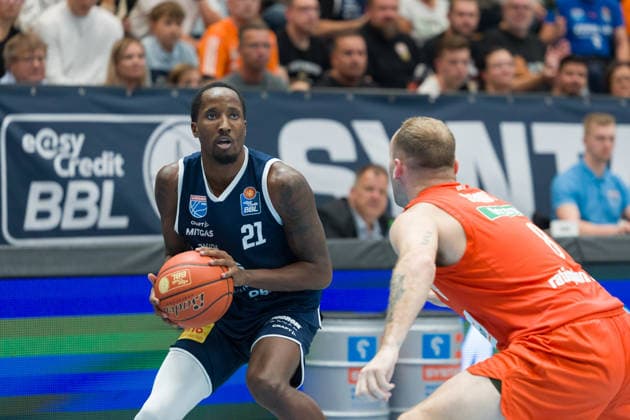 Kris Clyburn (MBC, 21), Devin Schmidt (Ulm, 8), Syntainics MBC vs. Ratiopharm Ulm, BBL, Basketball Männer 1. Bundesliga, 4. Spieltag Saison 2026 27, 03.10.2026. Weißenfels Stadthalle Sachsen-Anhalt Deutschland