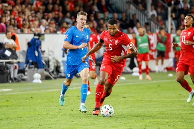 Mark Zabukovnik (Slowenien, 04) und Manuel Akanji (Schweiz, 05) im Laufduell , Schweiz, UEFA , Nations League, Matchday 3, Schweiz vs. Slowenien, 03.10.2026, Luzern Swissporarena Schweiz Copyright: xGrantxHubbsx