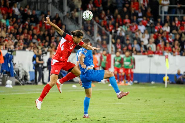 Ricardo Rodriguez (Schweiz, 13) und Aljosa Matko (Slowenien, 20) im Kampf um den Ball , Schweiz, UEFA , Nations League, Matchday 3, Schweiz vs. Slowenien, 03.10.2026, Luzern Swissporarena Schweiz Copyright: xGrantxHubbsx