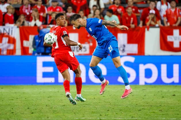 Dan Ndoye (Schweiz, 11) und David Brekalo (Slowenien, 23) im Kampf um den Ball , Schweiz, UEFA , Nations League, Matchday 3, Schweiz vs. Slowenien, 03.10.2026, Luzern Swissporarena Schweiz Copyright: xGrantxHubbsx