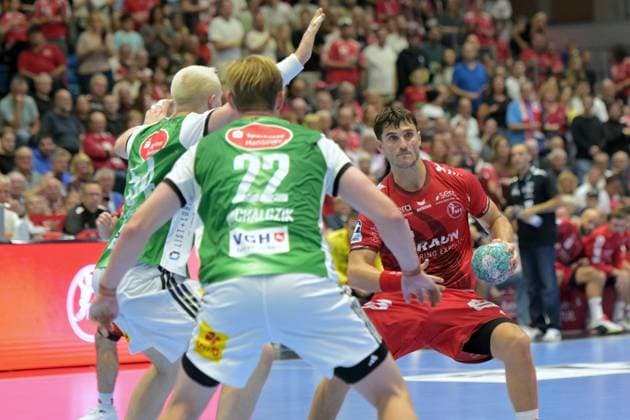 Nikolaj Enderleit (MT Melsungen 4) (am Ball), Marian Michalczik (TSV Hannover-Burgdorf 22), Justus Fischer (TSV Hannover-Burgdorf 54) (L), , GER, MT Melsungen - TSV Hannover-Burgdorf, Handball, 1. Bundesliga, 7. Spieltag, Saison 2026 2027, 03.10.2026, GER, MT Melsungen - Hannover-Burgdorf, Handball, 1. Bundesliga, 7. Spieltag, Saison 2026 2027, 03.10.2026 Kassel Copyright: xEibner-Pressefotox xRolandxSippelx EP_RSL