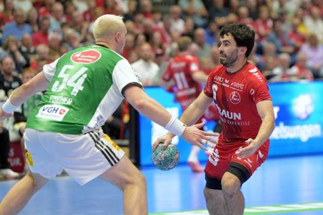 Erik Balenciaga (MT Melsungen 6) (am Ball), Justus Fischer (TSV Hannover-Burgdorf 54) (L) , GER, MT Melsungen - TSV Hannover-Burgdorf, Handball, 1. Bundesliga, 7. Spieltag, Saison 2026 2027, 03.10.2026, GER, MT Melsungen - Hannover-Burgdorf, Handball, 1. Bundesliga, 7. Spieltag, Saison 2026 2027, 03.10.2026 Kassel Copyright: xEibner-Pressefotox xRolandxSippelx EP_RSL