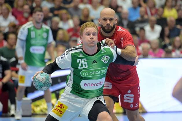 Jonathan Edvardsson (TSV Hannover-Burgdorf 26) (am Ball), Adrian Sipos (MT Melsungen 8) , GER, MT Melsungen - TSV Hannover-Burgdorf, Handball, 1. Bundesliga, 7. Spieltag, Saison 2026 2027, 03.10.2026, GER, MT Melsungen - Hannover-Burgdorf, Handball, 1. Bundesliga, 7. Spieltag, Saison 2026 2027, 03.10.2026 Kassel Copyright: xEibner-Pressefotox xRolandxSippelx EP_RSL