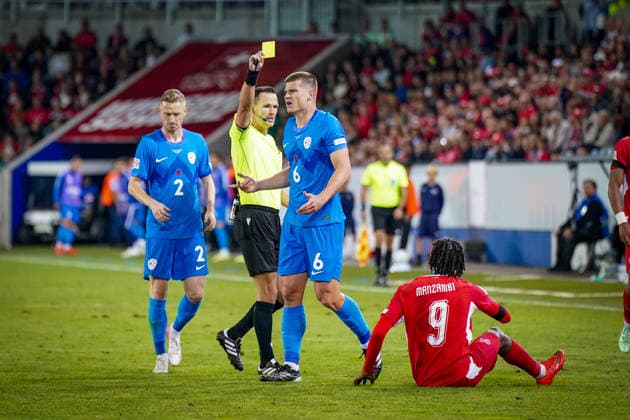 Fussball UEFA Nations League 2026 - 2027, 3. Spieltag - Schweiz vs Slowenien - Thermoplan Arena (Luzern): Jaka Bijol (Slowenien, 6) sieht von Schiedsrichter Ivan Kruzliak (Slowakei) die Gelbe Karte nach Foul an Johan Manzambi (Schweiz, 9) Copyright: xJOERANxSTEINSIEKx