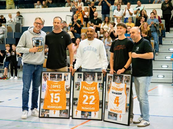 Daniel Lopez, Chris Frazier und Svante Schmundt kriegen eine Auszeichnung für besondere Leistungen bei den Rostock Seawolves. Seawolves Academy vs. TSV Neustadt temps Shooters, Arena Rostock, BARMER 2. Basketball Bundesliga ProB Nord , 2. Spieltag, 03.10.2026 Seawolves Academy vs. TSV Neustadt temps Shooters, Arena Rostock, BARMER 2. Basketball Bundesliga ProB Nord , 2. Spieltag, Seawolves, Temps Shooters, Basketball 03.10.2026 Rostock Copyright: xHannesxAdelbergx