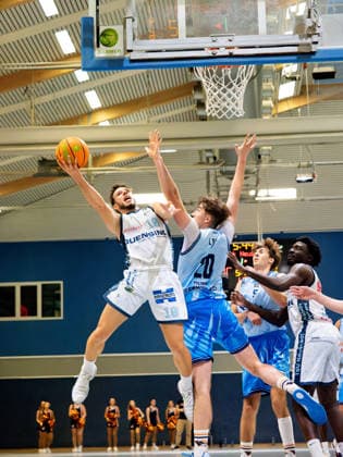 10 Matej Jelovcic (TSV Neustadt temps Shooters) springt in Richtung Korb und 20 Bruno Loll (Rostock Seawolves Academy) versucht zu blocken. Seawolves Academy vs. TSV Neustadt temps Shooters, Arena Rostock, BARMER 2. Basketball Bundesliga ProB Nord , 2. Spieltag, 03.10.2026 Seawolves Academy vs. TSV Neustadt temps Shooters, Arena Rostock, BARMER 2. Basketball Bundesliga ProB Nord , 2. Spieltag, Seawolves, Temps Shooters, Basketball 03.10.2026 Rostock Copyright: xHannesxAdelbergx