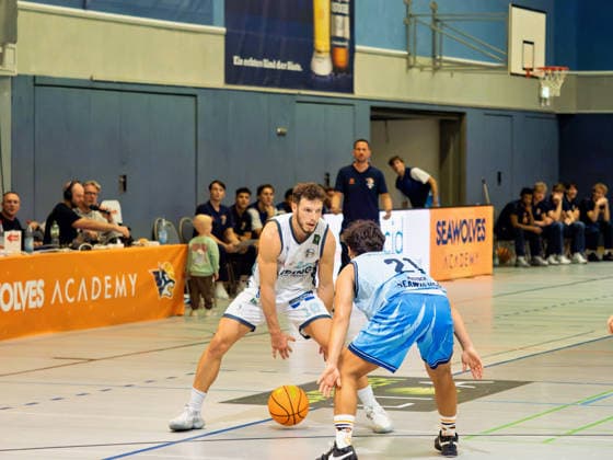 10 Matej Jelovcic (TSV Neustadt temps Shooters) im Zweikampf gegen 21 Carlos Prado (Rostock Seawolves Academy). Seawolves Academy vs. TSV Neustadt temps Shooters, Arena Rostock, BARMER 2. Basketball Bundesliga ProB Nord , 2. Spieltag, 03.10.2026 Seawolves Academy vs. TSV Neustadt temps Shooters, Arena Rostock, BARMER 2. Basketball Bundesliga ProB Nord , 2. Spieltag, Seawolves, Temps Shooters, Basketball 03.10.2026 Rostock Copyright: xHannesxAdelbergx
