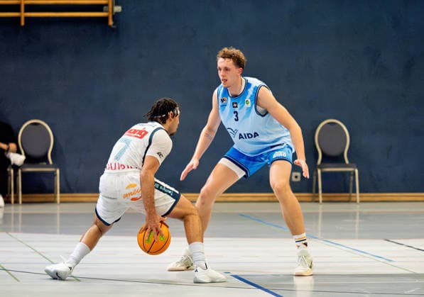 07 Robert Beasley III (TSV Neustadt temps Shooters) im Zweikampf gegen 03 Benedict Baumgarth (Rostock Seawolves Academy). Seawolves Academy vs. TSV Neustadt temps Shooters, Arena Rostock, BARMER 2. Basketball Bundesliga ProB Nord , 2. Spieltag, 03.10.2026 Seawolves Academy vs. TSV Neustadt temps Shooters, Arena Rostock, BARMER 2. Basketball Bundesliga ProB Nord , 2. Spieltag, Seawolves, Temps Shooters, Basketball 03.10.2026 Rostock Copyright: xHannesxAdelbergx