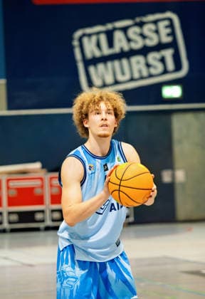 09 Mika Freitag (Rostock Seawolves Academy) bei einem Freiwurf. Seawolves Academy vs. TSV Neustadt temps Shooters, Arena Rostock, BARMER 2. Basketball Bundesliga ProB Nord , 2. Spieltag, 03.10.2026 Seawolves Academy vs. TSV Neustadt temps Shooters, Arena Rostock, BARMER 2. Basketball Bundesliga ProB Nord , 2. Spieltag, Seawolves, Temps Shooters, Basketball 03.10.2026 Rostock Copyright: xHannesxAdelbergx