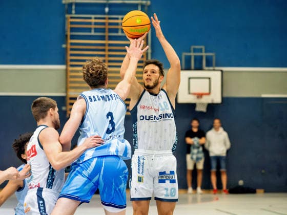 10 Matej Jelovcic (TSV Neustadt temps Shooters) setzt zum Wurf an und 03 Benedict Baumgarth (Rostock Seawolves Academy) versucht zu blocken. Seawolves Academy vs. TSV Neustadt temps Shooters, Arena Rostock, BARMER 2. Basketball Bundesliga ProB Nord , 2. Spieltag, 03.10.2026 Seawolves Academy vs. TSV Neustadt temps Shooters, Arena Rostock, BARMER 2. Basketball Bundesliga ProB Nord , 2. Spieltag, Seawolves, Temps Shooters, Basketball 03.10.2026 Rostock Copyright: xHannesxAdelbergx