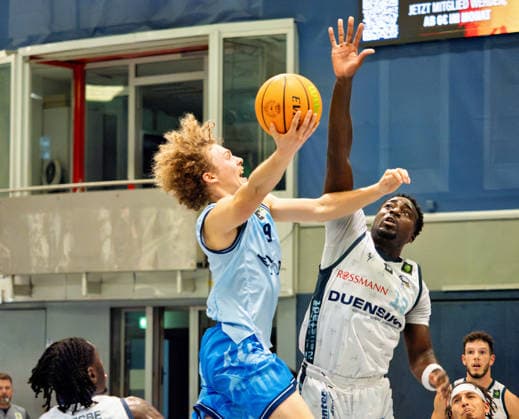 09 Mika Freitag (Rostock Seawolves Academy) springt zum Korb hoch und 13 Terry Haarmann (TSV Neustadt temps Shooters) versucht zu blocken. Seawolves Academy vs. TSV Neustadt temps Shooters, Arena Rostock, BARMER 2. Basketball Bundesliga ProB Nord , 2. Spieltag, 03.10.2026 Seawolves Academy vs. TSV Neustadt temps Shooters, Arena Rostock, BARMER 2. Basketball Bundesliga ProB Nord , 2. Spieltag, Seawolves, Temps Shooters, Basketball 03.10.2026 Rostock Copyright: xHannesxAdelbergx