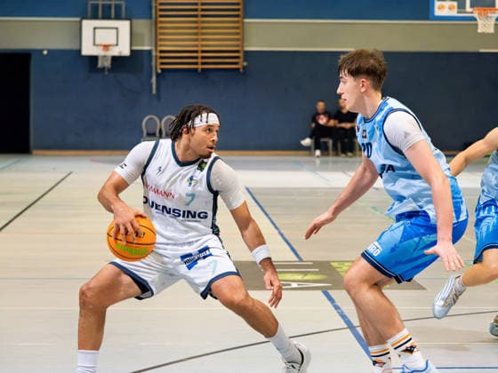 07 Robert Beasley III (TSV Neustadt temps Shooters) im Zweikampf gegen 20 Bruno Loll (Rostock Seawolves Academy). Seawolves Academy vs. TSV Neustadt temps Shooters, Arena Rostock, BARMER 2. Basketball Bundesliga ProB Nord , 2. Spieltag, 03.10.2026 Seawolves Academy vs. TSV Neustadt temps Shooters, Arena Rostock, BARMER 2. Basketball Bundesliga ProB Nord , 2. Spieltag, Seawolves, Temps Shooters, Basketball 03.10.2026 Rostock Copyright: xHannesxAdelbergx
