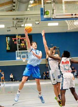 20 Bruno Loll (Rostock Seawolves Academy) springt Richtung Korb und 17 Christenvie Kwilu (TSV Neustadt temps Shooters) und 08 Leonard Toshio Musahl (TSV Neustadt temps Shooters) versuchen zu verteidigen. Seawolves Academy vs. TSV Neustadt temps Shooters, Arena Rostock, BARMER 2. Basketball Bundesliga ProB Nord , 2. Spieltag, 03.10.2026 Seawolves Academy vs. TSV Neustadt temps Shooters, Arena Rostock, BARMER 2. Basketball Bundesliga ProB Nord , 2. Spieltag, Seawolves, Temps Shooters, Basketball 03.10.2026 Rostock Copyright: xHannesxAdelbergx