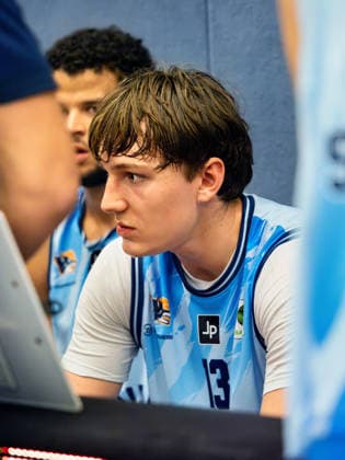 13 Gerrit Rühling (Rostock Seawolves Academy) hört seinem Head Coach in einer kurzen Auszeit zu. Seawolves Academy vs. TSV Neustadt temps Shooters, Arena Rostock, BARMER 2. Basketball Bundesliga ProB Nord , 2. Spieltag, 03.10.2026 Seawolves Academy vs. TSV Neustadt temps Shooters, Arena Rostock, BARMER 2. Basketball Bundesliga ProB Nord , 2. Spieltag, Seawolves, Temps Shooters, Basketball 03.10.2026 Rostock Copyright: xHannesxAdelbergx