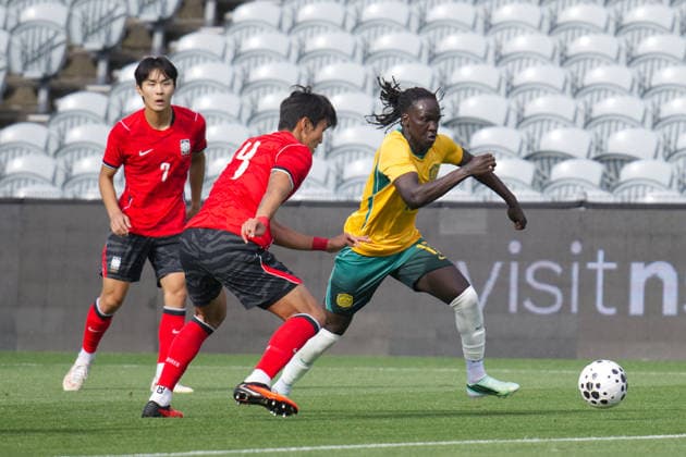 Australia Vs Korea Republic in Gosford - 03 Oct 2026 Hwang Seoung (R), Ham Sunwoo (C) of Korea Republic football team and Akol Akon (R) of Australia football team seen during the U23 International Friendlies match between Australia and Korea Republic held at polytec Stadium. Final score; Australia 1:2 Korea Republic. Gosford Australia Copyright: xLuisxVeniegrax xSOPAxImagesx 20261003_FAIF_LuisVeniegra3227