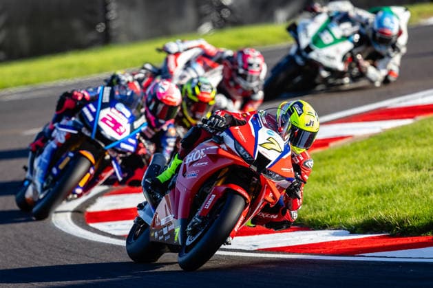 British Superbike Championship Day Two Ryan Vickers, Honda Racing UK Honda 1000 leads Bradley Ray, McAMS Yamaha Yamaha 1000 during Race 1 of the ZYN British Superbike Championship at Donnington Park, Castle Donington 03 10 2026 UK Newspapers OUT Copyright: xMichaelxWincottx FIL-24021-0004