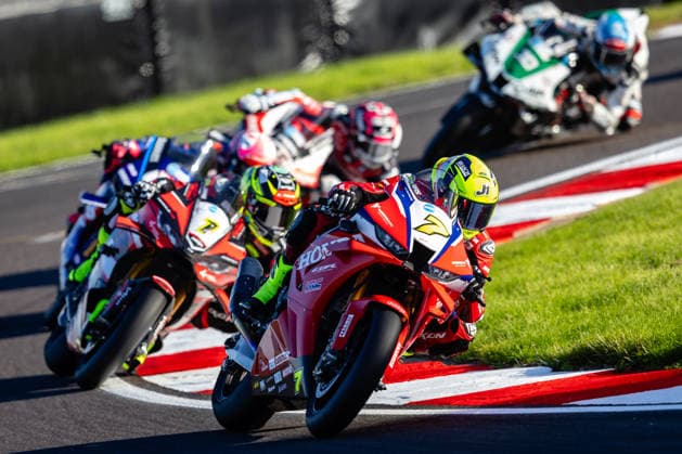 British Superbike Championship Day Two Ryan Vickers, Honda Racing UK Honda 1000 leads Kyle Ryde, Nitrous Coin Nitrous Competitions Racing, Ducati 1000 during Race 1 of the ZYN British Superbike Championship at Donnington Park, Castle Donington 03 10 2026 UK Newspapers OUT Copyright: xMichaelxWincottx FIL-24021-0008