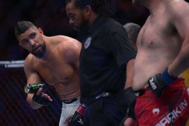 October 3, 2026, Salt Lake City, Utah, USA: JOHNNY WALKER defeated MICK PARKIN by KO (knee) at 3:35 of Round 1during UFC 332 at the Delta Arena in Utah. Salt Lake City USA - ZUMAo117 20261003_zsp_o117_024 Copyright: xMikaelxOnax