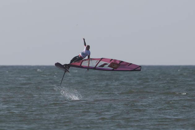PWA - Citroen - World Windsurfing Tour Sylt 2026 - Tag 8 - Slalom Foil Men; Sylt Westerland, 03.10.2026 Yentel Caers (Freestyle Men, Belgium, B-16); PWA - Citroen - World Windsurfing Tour Sylt 2026 - Tag 8 - Slalom Foil Men am 03.10.2026 vor dem Brandenburger Strand - Motorboot auf Sylt Westerland (Deutschland). Copyright: xBEAUTIFULxSPORTS AndreasxDickx