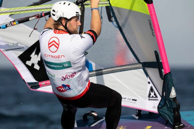 PWA - Citroen - World Windsurfing Tour Sylt 2026 - Tag 8 - Slalom Foil Men; Sylt Westerland, 03.10.2026 Scotty Stallman (Slalom Foil Men, England, GBR-68); PWA - Citroen - World Windsurfing Tour Sylt 2026 - Tag 8 - Slalom Foil Men am 03.10.2026 vor dem Brandenburger Strand - Motorboot auf Sylt Westerland (Deutschland). Copyright: xBEAUTIFULxSPORTS AndreasxDickx