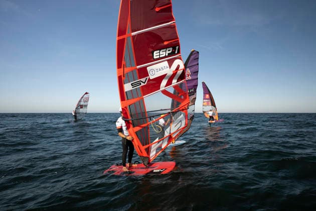 PWA - Citroen - World Windsurfing Tour Sylt 2026 - Tag 8 - Slalom Foil Men; Sylt Westerland, 03.10.2026 Nacho Baltasar Summers (Slalom Foil Men, Spain, ESP-1); Matteo Iachino (Slalom Foil Men, Italy, ITA-140); Nico Prien (Slalom Foil Men, Germany, GER-7); PWA - Citroen - World Windsurfing Tour Sylt 2026 - Tag 8 - Slalom Foil Men am 03.10.2026 vor dem Brandenburger Strand - Motorboot auf Sylt Westerland (Deutschland). Copyright: xBEAUTIFULxSPORTS AndreasxDickx