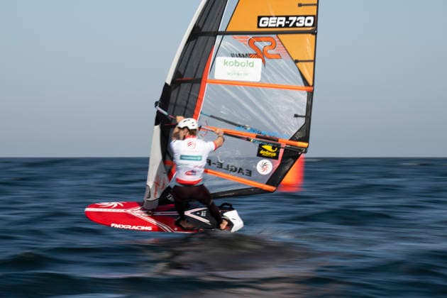 PWA - Citroen - World Windsurfing Tour Sylt 2026 - Tag 8 - Slalom Foil Men; Sylt Westerland, 03.10.2026 Lars PoggeMenn (Slalom Foil Men, Germany, GER-730); PWA - Citroen - World Windsurfing Tour Sylt 2026 - Tag 8 - Slalom Foil Men am 03.10.2026 vor dem Brandenburger Strand - Motorboot auf Sylt Westerland (Deutschland). Copyright: xBEAUTIFULxSPORTS AndreasxDickx