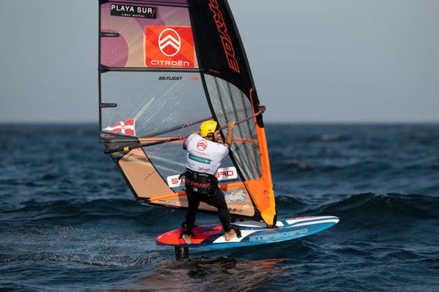 PWA - Citroen - World Windsurfing Tour Sylt 2026 - Tag 8 - Slalom Foil Men; Sylt Westerland, 03.10.2026 Matteo Iachino (Slalom Foil Men, Italy, ITA-140); PWA - Citroen - World Windsurfing Tour Sylt 2026 - Tag 8 - Slalom Foil Men am 03.10.2026 vor dem Brandenburger Strand - Motorboot auf Sylt Westerland (Deutschland). Copyright: xBEAUTIFULxSPORTS AndreasxDickx