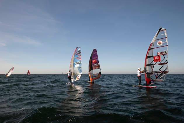 PWA - Citroen - World Windsurfing Tour Sylt 2026 - Tag 8 - Slalom Foil Men; Sylt Westerland, 03.10.2026 Scotty Stallman (Slalom Foil Men, England, GBR-68); Nico Prien (Slalom Foil Men, Germany, GER-7); John Soukos (Slalom Foil Men, Greece, GRE-198); PWA - Citroen - World Windsurfing Tour Sylt 2026 - Tag 8 - Slalom Foil Men am 03.10.2026 vor dem Brandenburger Strand - Motorboot auf Sylt Westerland (Deutschland). Copyright: xBEAUTIFULxSPORTS AndreasxDickx