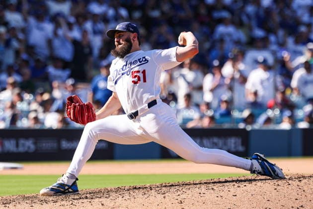 MLB, Baseball Herren, USA National League Division Series - Dodgers vs Braves Game 1 Los Angeles Dodgers pitcher Alex Vesia throws a pitch during the eighth inning in Game 1 of the National League Division Series between the Atlanta Braves and the Los Angeles Dodgers at UNIQLO Field at Dodger Stadium in Los Angeles, California, USA, 03 October 2026. LOS ANGELES CALIFORNIA UNITED STATES  Copyright: xCHRISxTORRESx