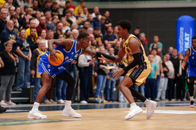2. Basketball Bundesliga ProB Nord - 2. Spieltag: Lok Bernau - ART Giants Düsseldorf John Joseph Saigge (ART Giants Düsseldorf, 37) im Zweikampf mit Shawn Anthony Scott II (Lok Bernau, 8) am 03.10.2026 in der Sparkassen-Arena Bernau, Bernau (Brandenburg) Bernau Sparkassen-Arena Bernau Brandenburg Deutschland