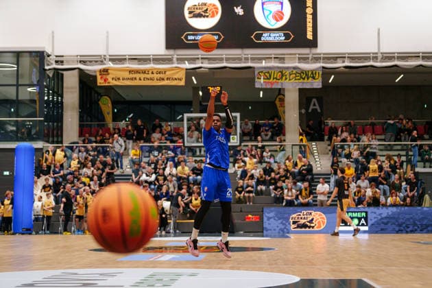 2. Basketball Bundesliga ProB Nord - 2. Spieltag: Lok Bernau - ART Giants Düsseldorf Ogechi Michael Nebo (ART Giants Düsseldorf, 24) beim Aufwärmen vor dem Spiel am 03.10.2026 in der Sparkassen-Arena Bernau, Bernau (Brandenburg) Bernau Sparkassen-Arena Bernau Brandenburg Deutschland