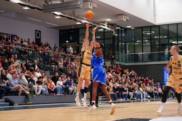 2. Basketball Bundesliga ProB Nord - 2. Spieltag: Lok Bernau - ART Giants Düsseldorf Anton Nufer (Lok Bernau, 20) beim Distanzwurf am 03.10.2026 in der Sparkassen-Arena Bernau, Bernau (Brandenburg) Bernau Sparkassen-Arena Bernau Brandenburg Deutschland