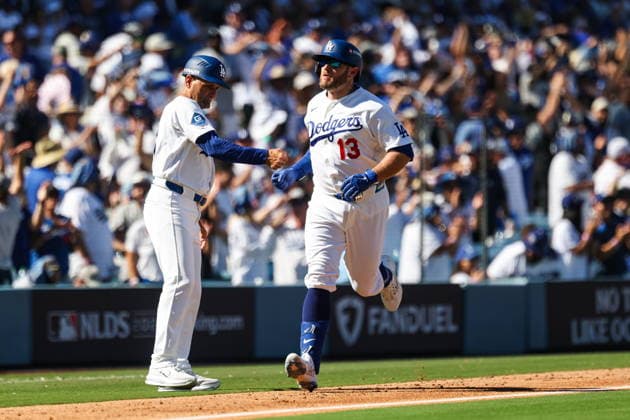 MLB, Baseball Herren, USA National League Division Series - Dodgers vs Braves Game 1 Los Angeles Dodgers third baseman Max Muncy (R) celebrates after hitting a solo home run during the sixth inning in Game 1 of the National League Division Series between the Atlanta Braves and the Los Angeles Dodgers at UNIQLO Field at Dodger Stadium in Los Angeles, California, USA, 03 October 2026. LOS ANGELES CALIFORNIA UNITED STATES  Copyright: xCHRISxTORRESx