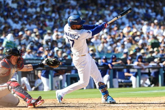 MLB, Baseball Herren, USA National League Division Series - Dodgers vs Braves Game 1 Los Angeles Dodgers outfielder Teoscar Hernandez hits the ball during the sixth inning in Game 1 of the National League Division Series between the Atlanta Braves and the Los Angeles Dodgers at UNIQLO Field at Dodger Stadium in Los Angeles, California, USA, 03 October 2026. LOS ANGELES CALIFORNIA UNITED STATES  Copyright: xCHRISxTORRESx