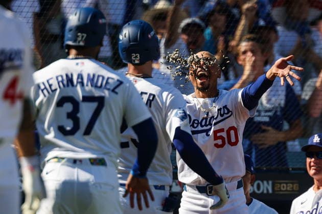 MLB, Baseball Herren, USA National League Division Series - Dodgers vs Braves Game 1 epaselect Los Angeles Dodgers shortstop Mookie Betts (R) celebrates with outfielder Kyle Tucker (2-R) after hitting a two-run home run during the sixth inning in Game 1 of the National League Division Series between the Atlanta Braves and the Los Angeles Dodgers at UNIQLO Field at Dodger Stadium in Los Angeles, California, USA, 03 October 2026. LOS ANGELES CALIFORNIA UNITED STATES  Copyright: xCHRISxTORRESx