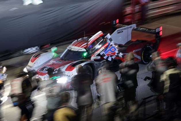 Rennsieger Laurens Vanthoor (BEL) Porsche 963 6 fährt in die Victory lane zur Siegerehrung, IMSA Rennserie, 29. Motul Petit le Mans Rennen, Road Atlanta, Georgia, USA, 03.10.2026, 10 Stunden Rennen