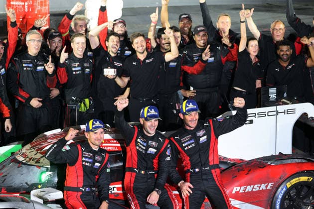 Rennsieger Matt Cambell (AUS), Laurens Vanthoor (BEL), Kevin Estre (FRA) mit Teammitgliedern und dem Porsche 963 6 Siegerehrung, IMSA Rennserie, 29. Motul Petit le Mans Rennen, Road Atlanta, Georgia, USA, 03.10.2026, 10 Stunden Rennen