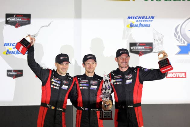 Laurens Vanthoor (BEL), Matt Cambell (AUS), Kevin Estre (FRA) Porsche 963 6 mit Pokalen auf dem Podium, Siegerehrung, IMSA Rennserie, 29. Motul Petit le Mans Rennen, Road Atlanta, Georgia, USA, 03.10.2026, 10 Stunden Rennen