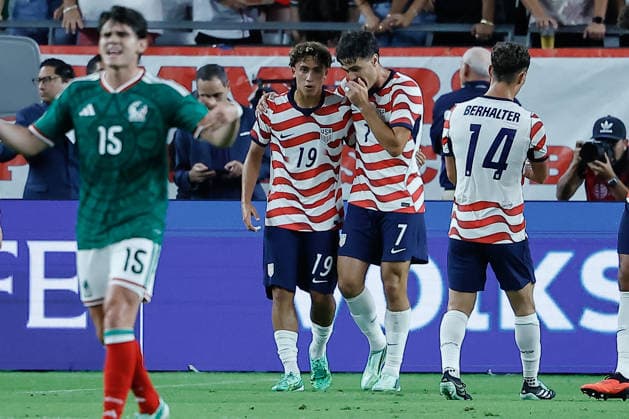 GLENDALE, AZ - OCTOBER 03: United States of America forward Julian Hallt (19) talks to United States of America midfielder Giovanni Reyna (7) after scoring a goal during the International Friendly, Länderspiel, Nationalmannschaft soccer match between Mexico and the United States of America on October 3, 2026 at State Farm Stadium in Glendale, Arizona. (Photo by Kevin Abele Icon Sportswire) SOCCER: OCT 03 USA vs Mexico EDITORIAL USE ONLY Icon261003001