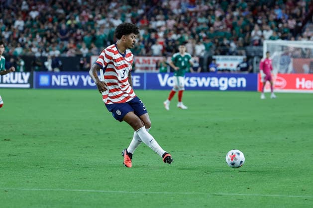 GLENDALE, AZ - OCTOBER 03: United States of America defender Chris Richards (3) passes the ball during the International Friendly, Länderspiel, Nationalmannschaft soccer match between Mexico and the United States of America on October 3, 2026 at State Farm Stadium in Glendale, Arizona. (Photo by Kevin Abele Icon Sportswire) SOCCER: OCT 03 USA vs Mexico EDITORIAL USE ONLY Icon261003002